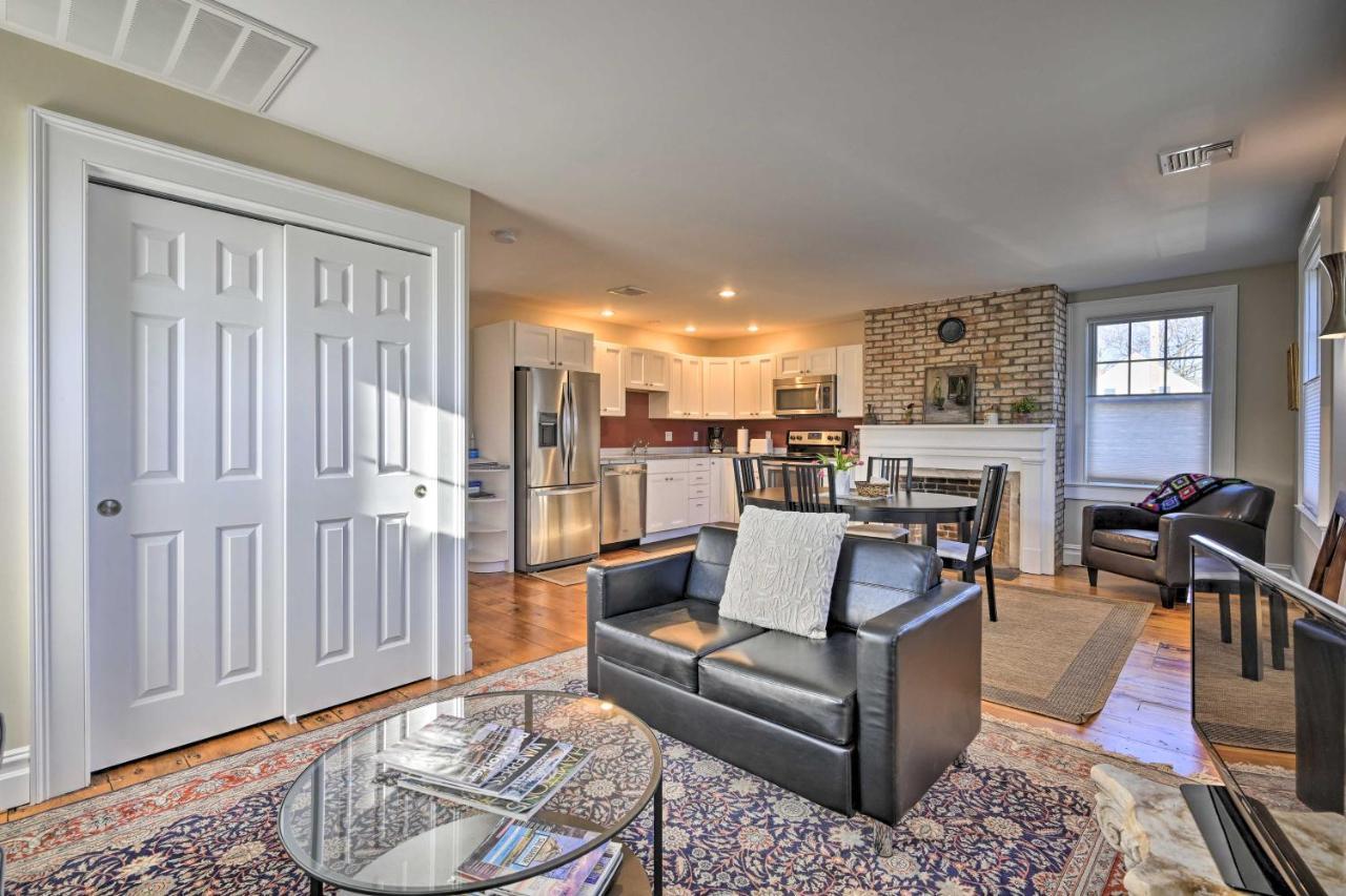 Bright Apartment - Half Mi To Greenport Harbor! Exterior photo