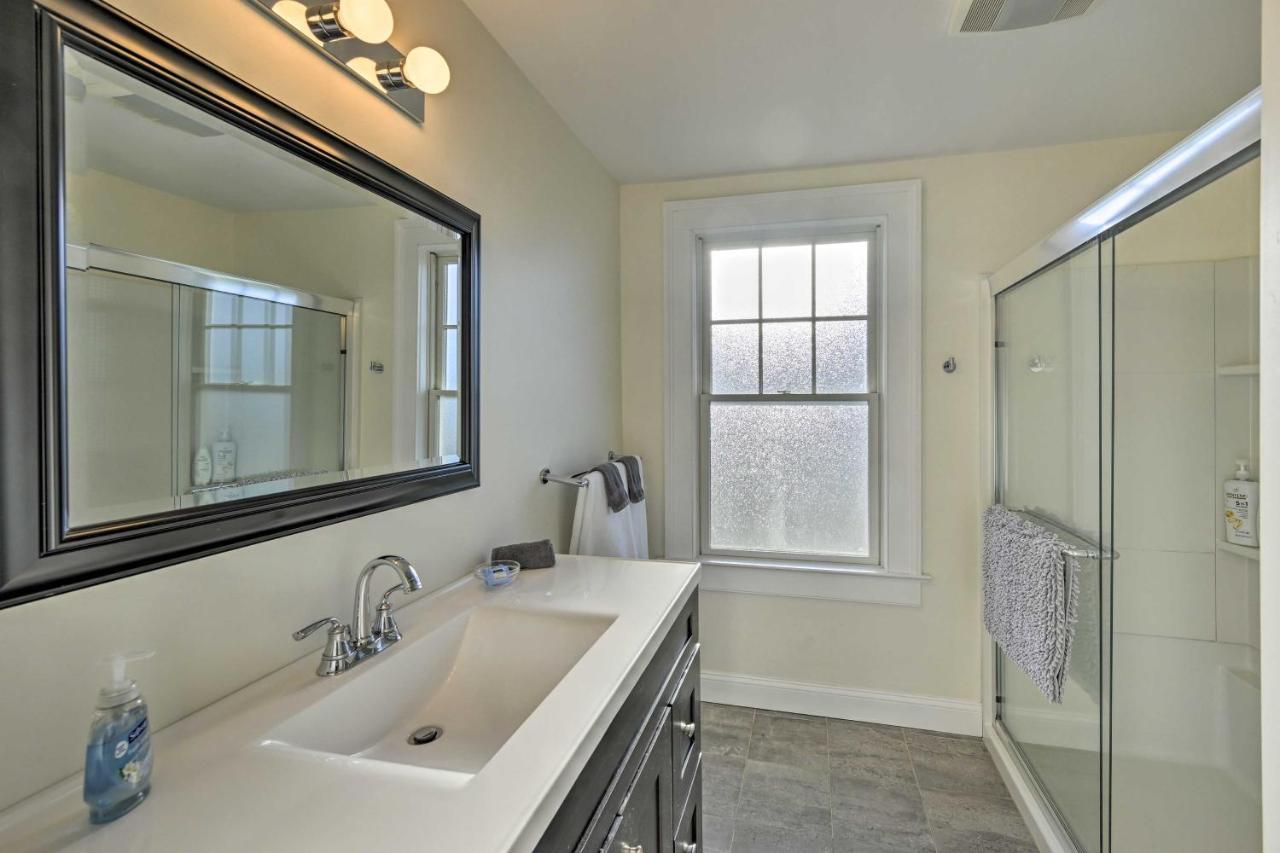 Bright Apartment - Half Mi To Greenport Harbor! Exterior photo
