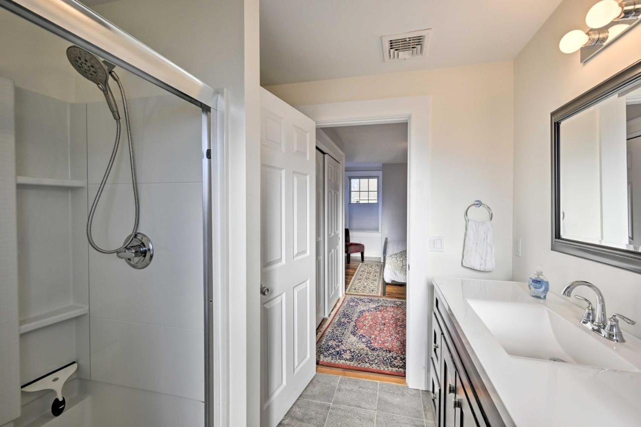 Bright Apartment - Half Mi To Greenport Harbor! Exterior photo